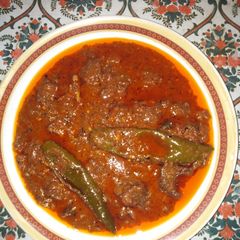 A picture of Achar gosht with chapatti.