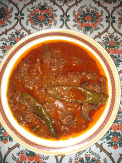 A picture of Achar gosht with chapatti.