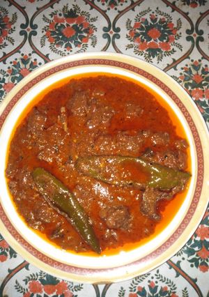 A picture of Achar gosht with chapatti.
