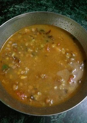 A picture of Moong sabut and moth daal.