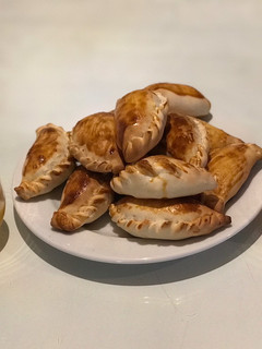 Una foto de Empanadas de pollo c/ salsa blanca