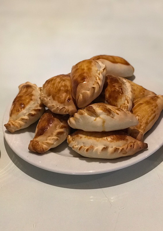 Una foto de Empanadas de pollo c/ salsa blanca