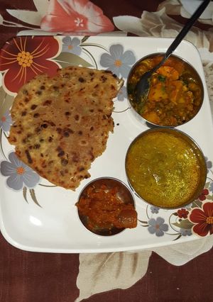 A picture of Stuffed green peas and paneer paratha with lauki.