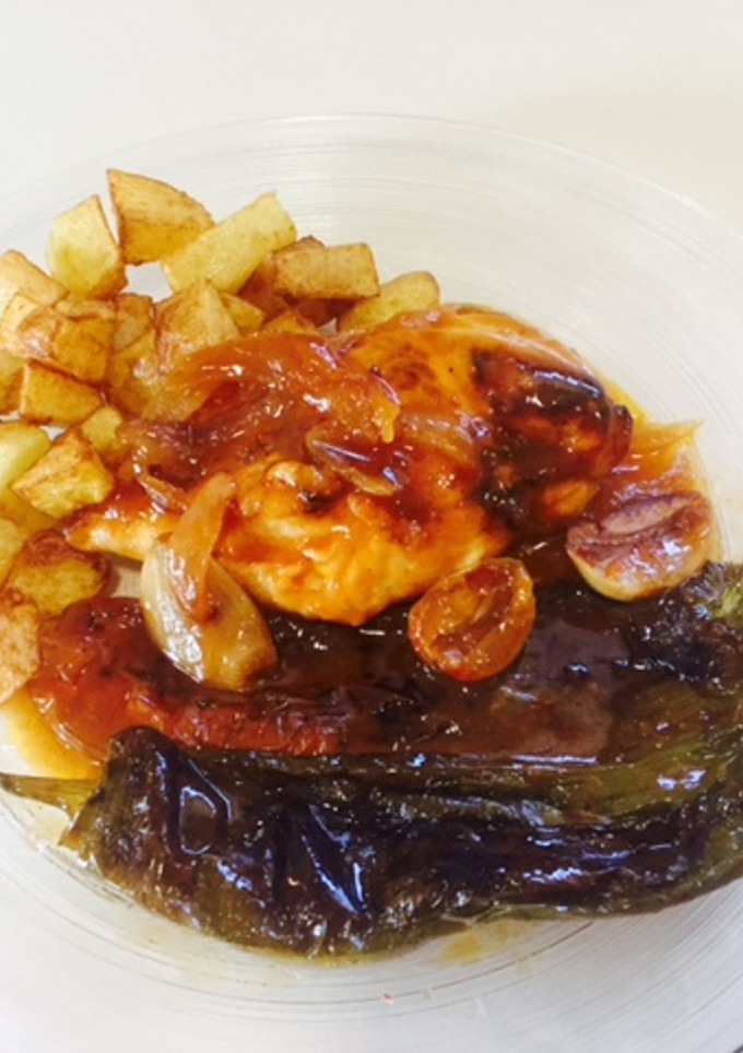 Una foto de Pechugas de pollo con pimientos