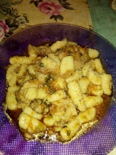 Una foto de Ñoquis de papa con salsa de pollo