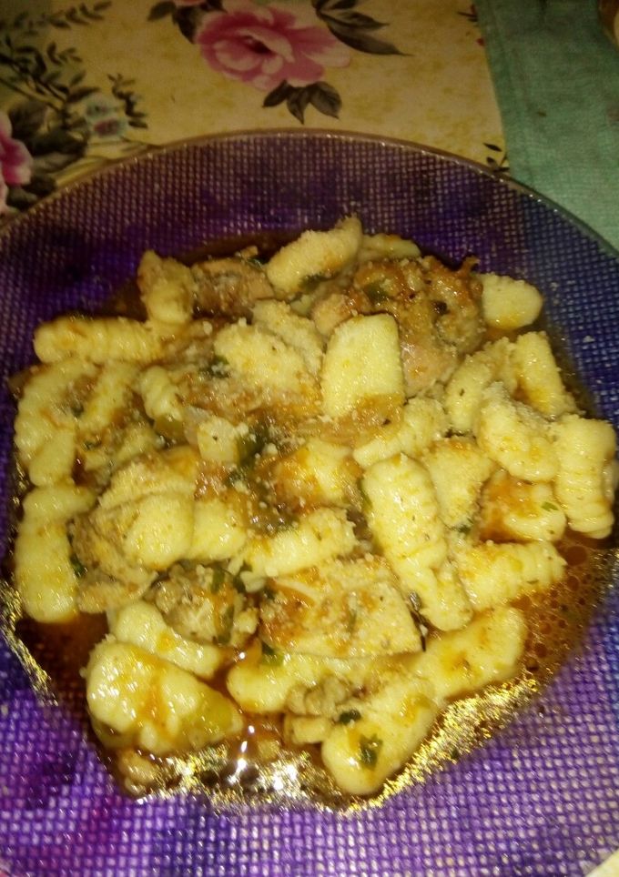 Una foto de Ñoquis de papa con salsa de pollo