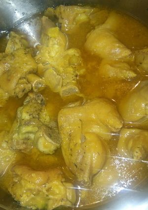 Una foto de Manitas de cerdo en salsa