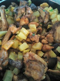 Una foto de Conejo al ajillo con patatas