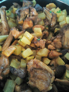 Una foto de Conejo al ajillo con patatas
