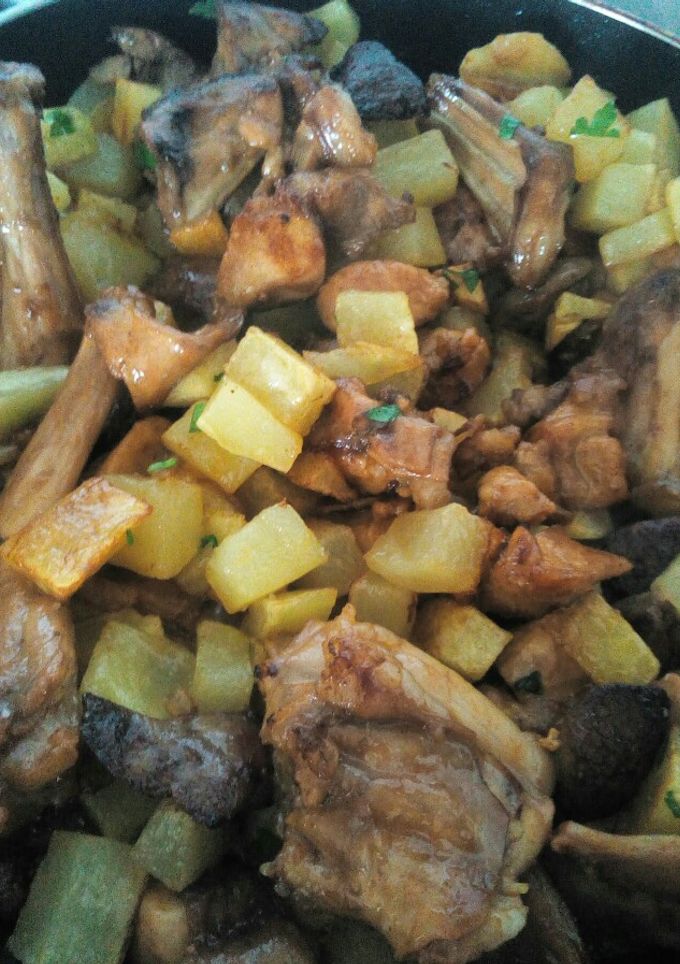 Una foto de Conejo al ajillo con patatas
