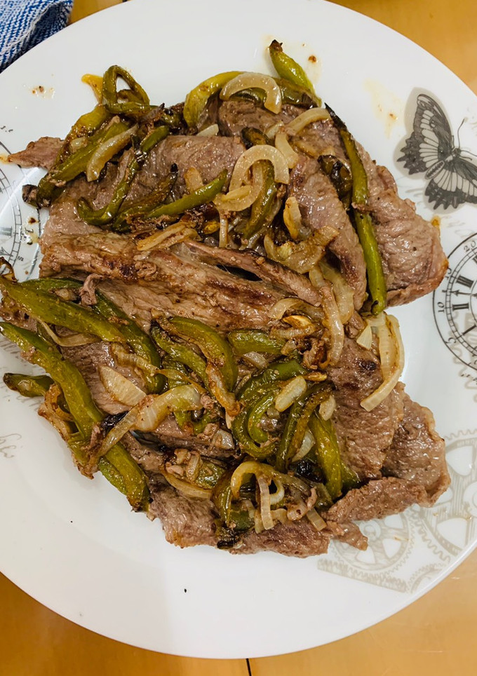 Una foto de Bistec de res con pimiento asado