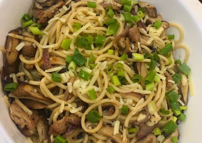 Mushroom and garlic noodles (jamur shitake dan bawang)