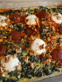 Una foto de Hojaldrado de espinacas con queso de cabra, chorizo colorado y nueces