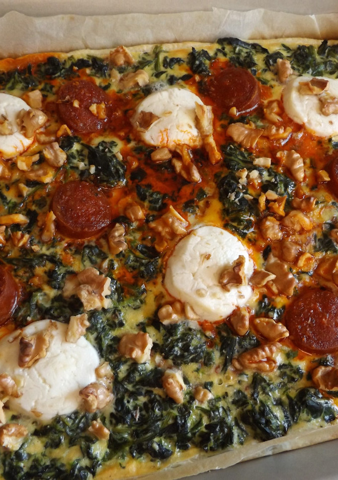 Una foto de Hojaldrado de espinacas con queso de cabra, chorizo colorado y nueces