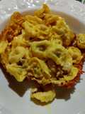 Orecchiette pugliesi allo zafferano panna e salsiccia su cestini di parmigiano alla curcuma