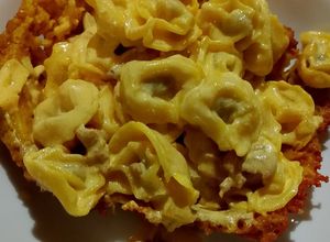 Foto di Orecchiette pugliesi allo zafferano panna e salsiccia su cestini di parmigiano alla curcuma