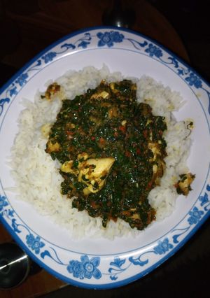 A picture of White rice with mint leaf souce.