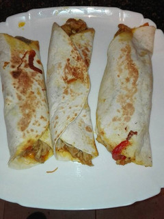 Una foto de Burritos de pollo y verduras