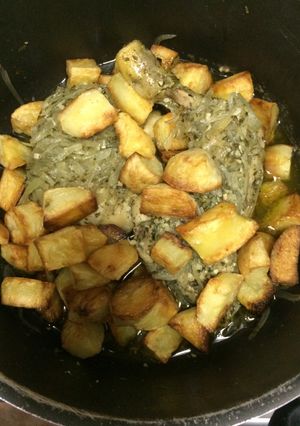 Una foto de Pollo al ajillo con papitas horneadas