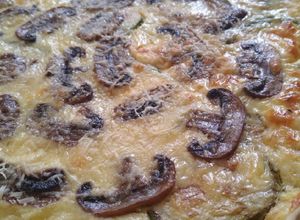 Una foto de Tarta zapallitos y queso pategras c/champiñones