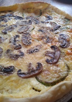 Una foto de Tarta zapallitos y queso pategras c/champiñones