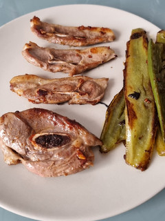 Una foto de Chuletillas de cordero con pimientos