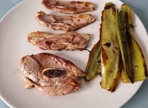 Una foto de Chuletillas de cordero con pimientos