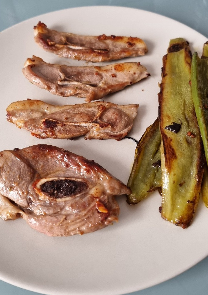 Una foto de Chuletillas de cordero con pimientos