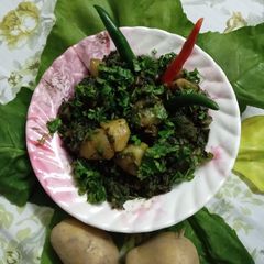 A picture of Palak aloo ki sabzi.