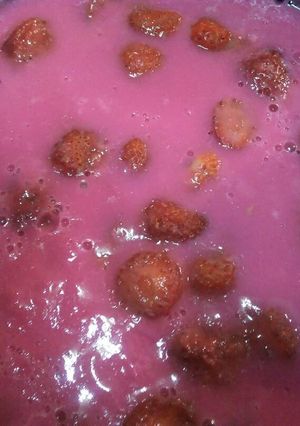 Una foto de Gelatina de yogur con frutas