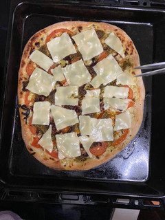 Una foto de Pizza de salsa blanca y pesto