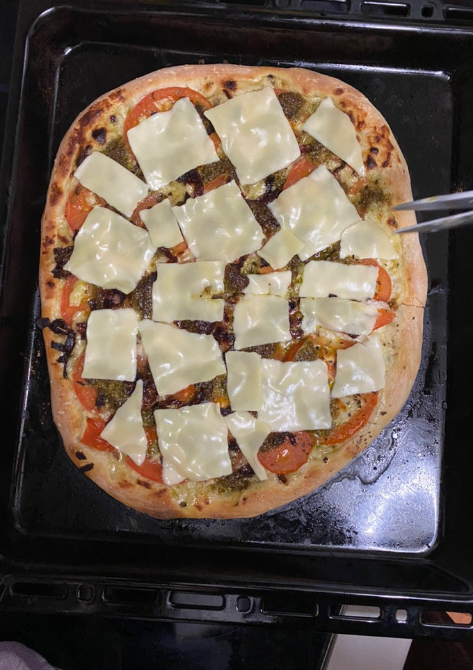 Una foto de Pizza de salsa blanca y pesto
