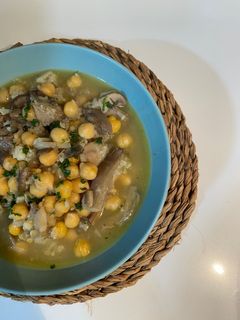 Una foto de Guiso de garbanzos, setas y coliflor ✨