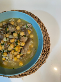 Una foto de Guiso de garbanzos, setas y coliflor ✨