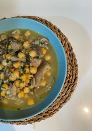 Una foto de Guiso de garbanzos, setas y coliflor ✨