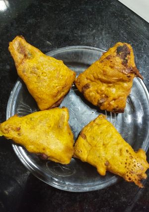 A picture of Stuffed roti pakoda.