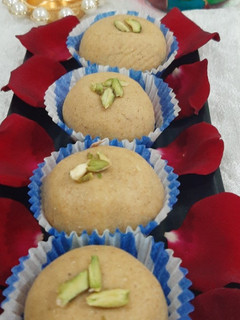रवा बेसन लाडू (rava besan ladoo recipe in marathi) रेसिपी चे मुख्य फोटो