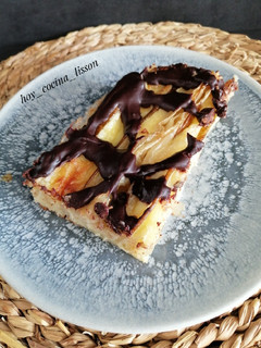 Una foto de Tarta acordeón de pera y chocolate