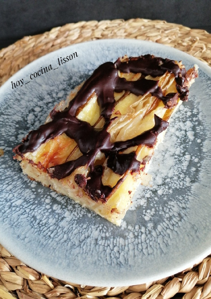 Una foto de Tarta acordeón de pera y chocolate
