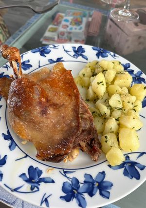 Una foto de Confit de pato con patatas