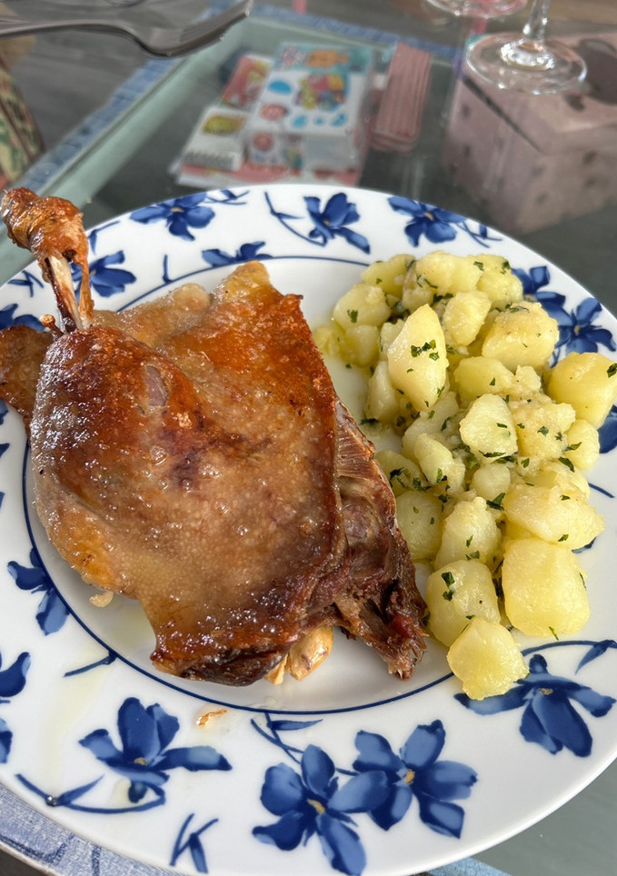 Una foto de Confit de pato con patatas