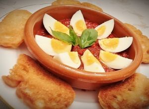 Foto principal de Huevos duros  con sofrito de tomate y pan frito