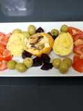 Ensalada con huevo relleno y melocotón