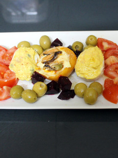Una foto de Ensalada con huevo relleno y melocotón