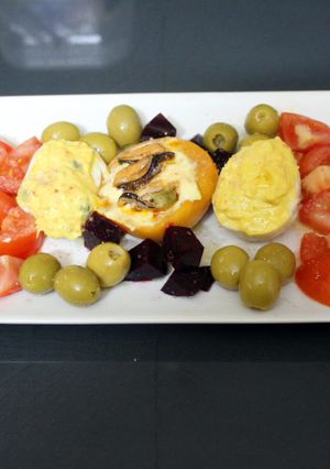 Una foto de Ensalada con huevo relleno y melocotón