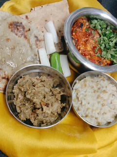 બાજરીના રોટલા અને ઓળો (Bajri Rotla Oro Recipe In Gujarati) રેસીપી મુખ્ય ફોટો
