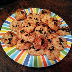 A picture of Soft rice cookies with sesame seeds.