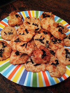 A picture of Soft rice cookies with sesame seeds.