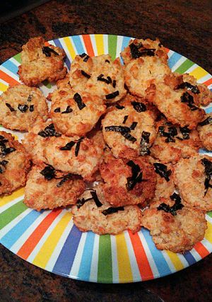 A picture of Soft rice cookies with sesame seeds.