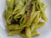 Una foto di pasta e funghi cardoncelli